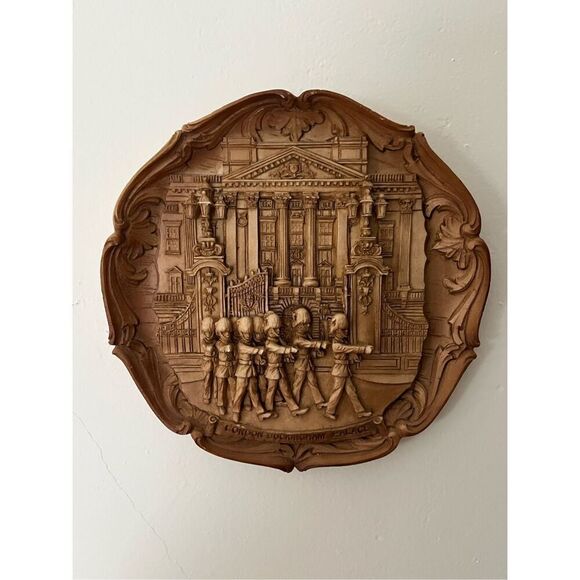 Vintage Hard Ceramic Buckingham Palace Changing of the Guard Wall Plaque - Picture 1 of 6